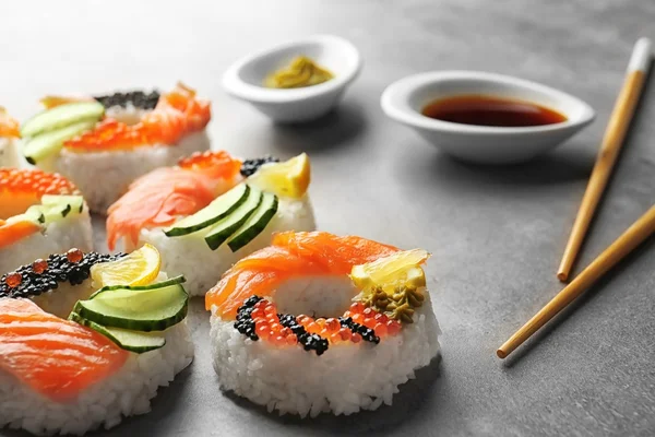 Sushi ciambelle su sfondo grigio strutturato — Foto Stock
