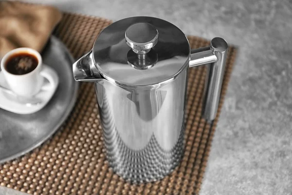 Nuova caffettiera e tazza di caffè su vassoio — Foto Stock