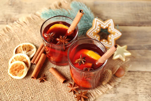 Bicchieri di delizioso vino rimuginato di Natale su sacco, primo piano — Foto Stock