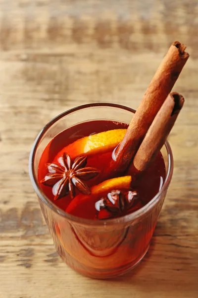 Heerlijk kerst glas glühwein op houten achtergrond, close-up — Stockfoto