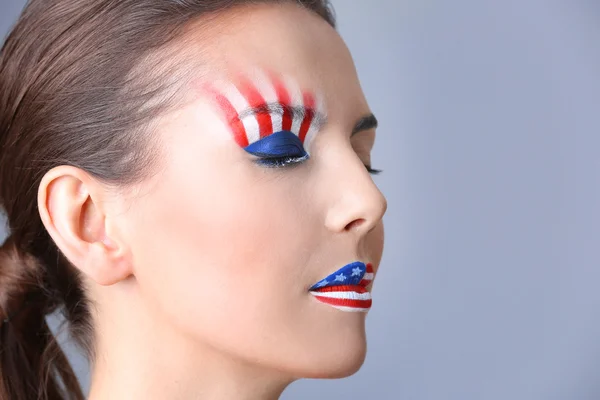 Flicka med Usa makeup på grå bakgrund — Stockfoto