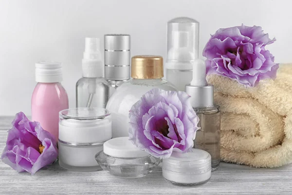 Conjunto de cosméticos de cuidados com o corpo no fundo branco — Fotografia de Stock