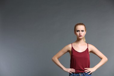 Genç sarışın kadın.