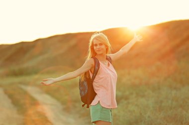 Mavi gökyüzü arka plan üzerinde eller yükselterek ile genç kadın