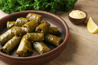 Plaka lezzetli dolma Dolma ve ahşap masa sosu ile