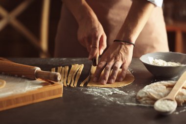 Erkek el makarna mutfak masasının üzerinde kesme görünümü kapatın