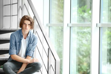 Yakışıklı genç adam. 