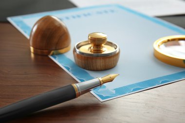 Damga, Büyüteç, mürekkep pad, kalem ve belgenin noter masada