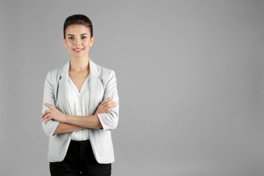 gri arka plan üzerinde güzel iş kadını