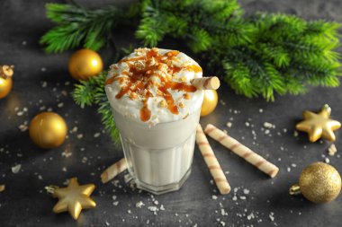 Gri dokulu arka plan üzerinde Noel dekorasyonu ile lezzetli muzlu süt