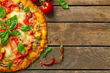 ahşap masa üstünde lezzetli pizza