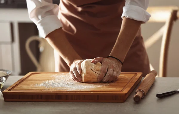 Manos masculinas haciendo masa en la mesa de la cocina —  Fotos de Stock