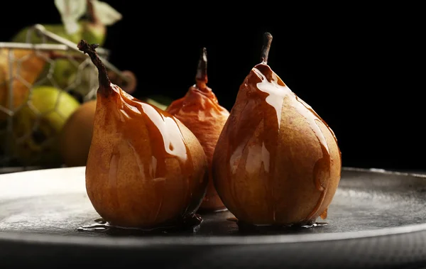 Ψητά αχλάδια σερβίρεται σε ασημένιο πιάτο — Φωτογραφία Αρχείου