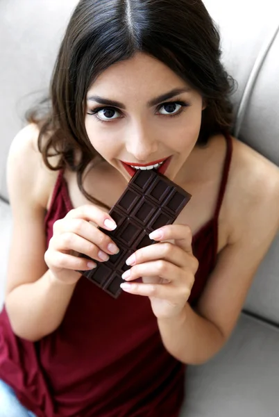 Chica comiendo chocolate — Foto de Stock