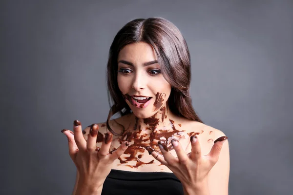 Mulher atraente com chocolate manchado — Fotografia de Stock