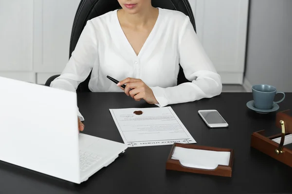 Vrouw die werkt met laptop in moderne kantoren — Stockfoto