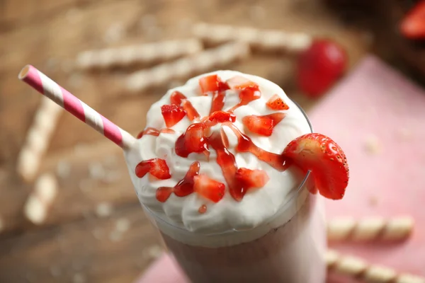 Απολαυστικό milkshake με φράουλα στο ξύλινο τραπέζι κινηματογράφηση σε πρώτο πλάνο — Φωτογραφία Αρχείου