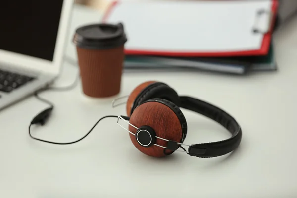 Auriculares y taza de café en la mesa de la oficina —  Fotos de Stock