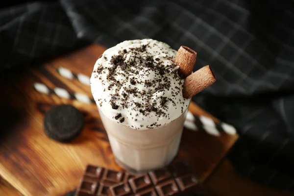 Delicioso batido con chocolate y galletas en primer plano de mesa de madera —  Fotos de Stock