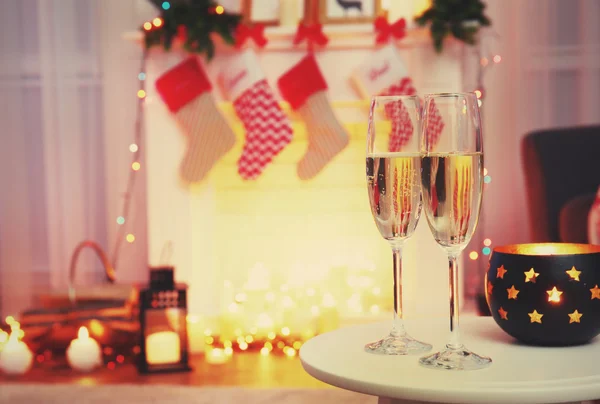 Two glasses of champagne on blurred background — Stock Photo, Image