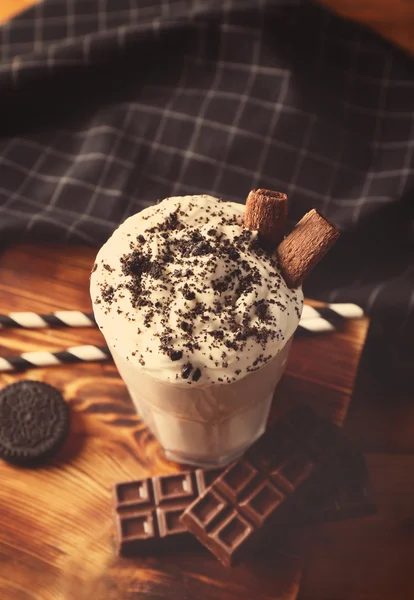 Delicioso batido con chocolate y galletas en primer plano de mesa de madera —  Fotos de Stock