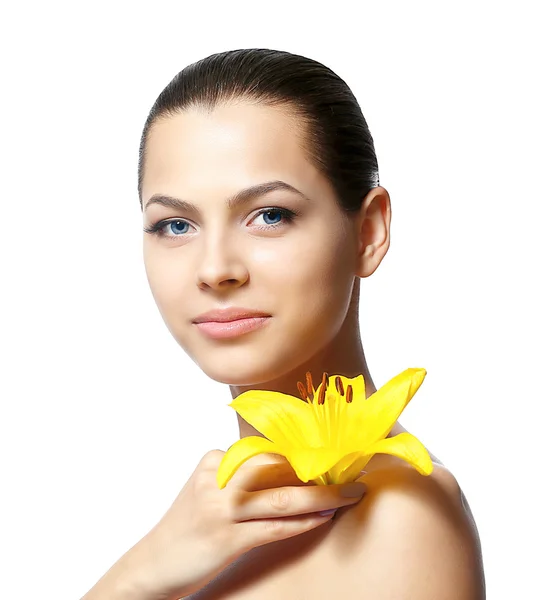 Mujer hermosa joven con flor de lirio aislado en blanco — Foto de Stock