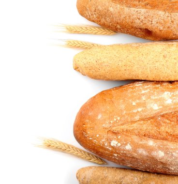 Beyaz zemin üzerinde taze ekmek