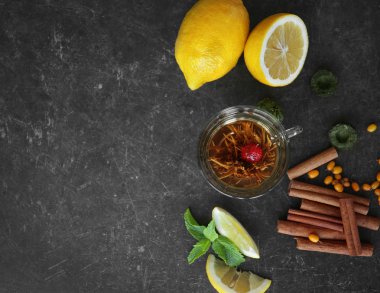 Taze lezzetli çay maddeler ve gri arka plan üzerinde çilek