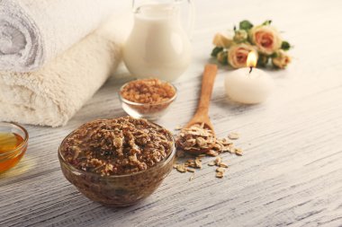 Vücut fırçalayın, bal ve süt ahşap arka plan üzerinde