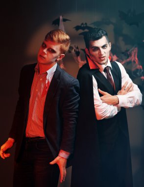 Genç insanlar koyu arka plan üzerinde Cadılar Bayramı partisi için Kostüm giymiş