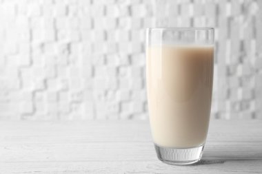 ahşap masa üzerinde süt