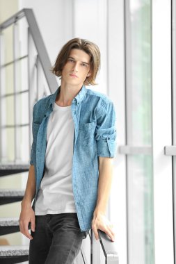 Yakışıklı delikanlı ışık arka plan üzerinde