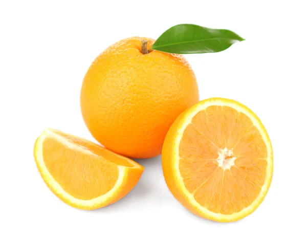 Апельсиновые фрукты с ломтиками, изолированные на белом — стоковое фото