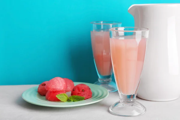 Zelfgemaakte drankje in glazen en plaat met watermeloen ballen op tafel — Stockfoto