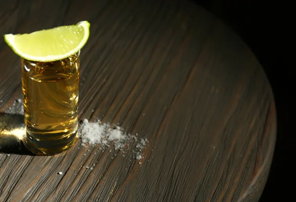 Tequila dorata con lime e sale sulla tavola di legno — Foto Stock