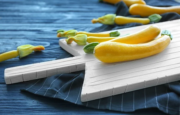 Świeżej żółtej cukinii na drewnianą deską do krojenia — Zdjęcie stockowe