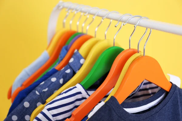 Ropa colgando en rack, primer plano —  Fotos de Stock