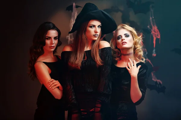 Giovani vestiti in costume per la festa di Halloween, su sfondo scuro — Foto Stock
