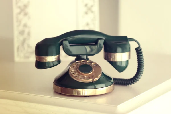 Retro telefon na bílém stole — Stock fotografie