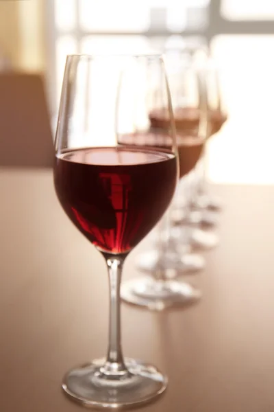 Окуляри червоного вина на столі в ресторані — стокове фото