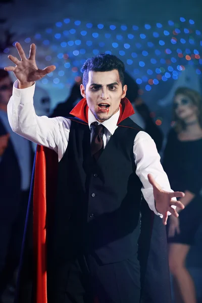 Jovem em traje de vampiro na festa de Halloween — Fotografia de Stock