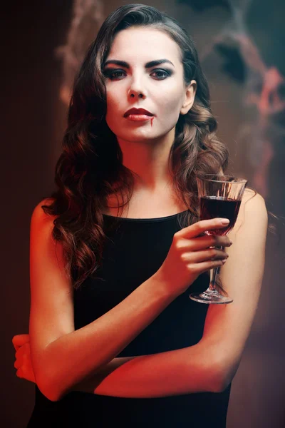 Jovem mulher vestida de vampiro para a festa de Halloween, close-up — Fotografia de Stock