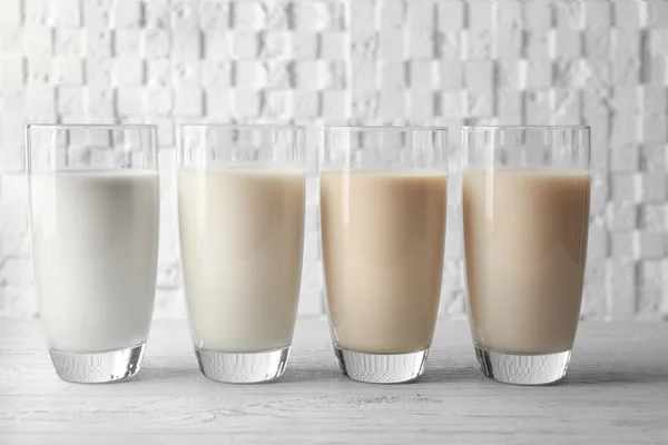 Mjölk på träbord — Stockfoto