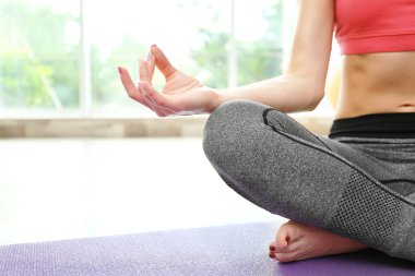 Açık renkli kız pratik gelişmiş yoga