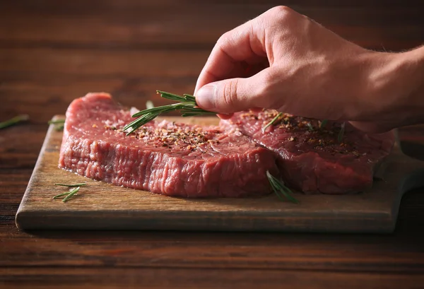 Slager varkensvlees op keuken koken — Stockfoto