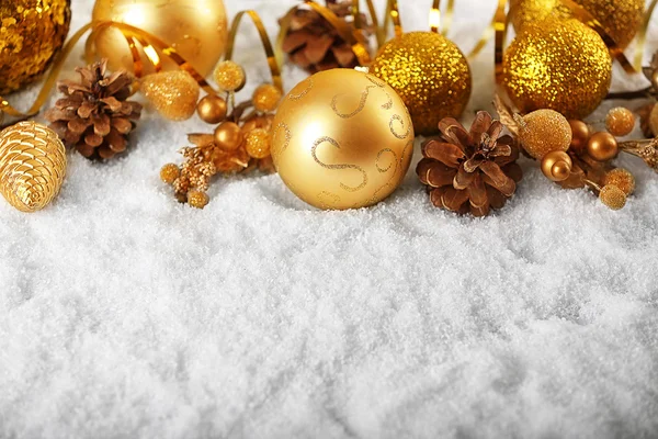 Hermosa decoración de Navidad y conos en nieve blanca —  Fotos de Stock