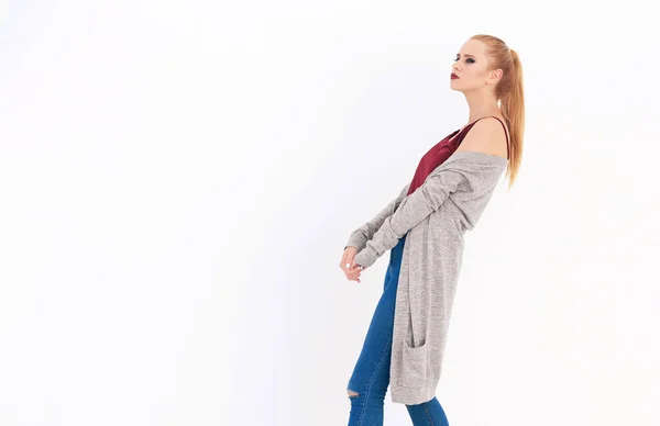 Mooie jonge blonde vrouw in casual kleding op wit wordt geïsoleerd — Stockfoto