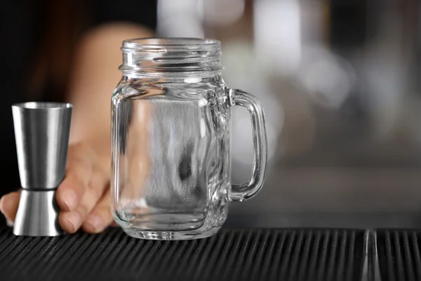 Mano donna con vaso di vetro sul bancone del bar — Foto Stock