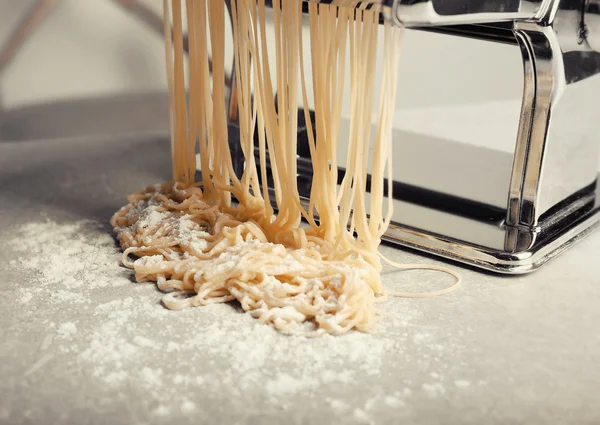Spaghetti gjord av pastamaskin, på nära håll se — Stockfoto