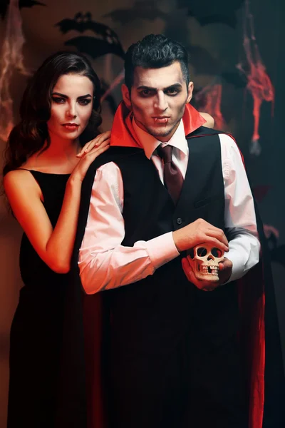Młodzi ludzie Ubrani jak wampiry dla Halloween party, na ciemnym tle — Zdjęcie stockowe